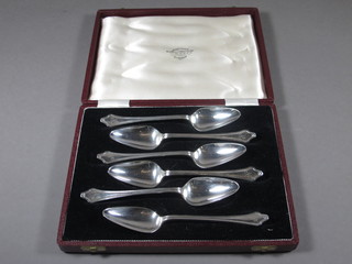 A set of 6 silver grapefruit spoons Sheffield 1930, 3 1/2 ozs,  cased