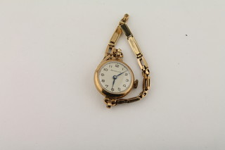 A lady's Resolute wristwatch contained in a 9ct gold case with integral bracelet