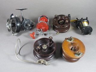 A wooden centre pin fishing reel 4", a Bakelite Modernite Pixe centre pin fishing reel 4", an Alvey chrome and Bakelite centre  pin fishing reel 4", a Penn 525 Mag fishing reel, an Intrepid Sea  Streak fishing reel and 1 other fishing reel