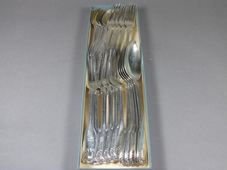 A service of Victorian silver fiddle, thread and shell pattern flatware comprising 5 table spoons, 6 table forks, 6 pudding  spoons, 6 tea spoons, London 1847, makers mark RW, 40 ozs,