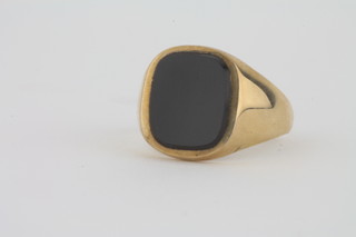 A gentleman's 9ct gold signet ring set a black hardstone