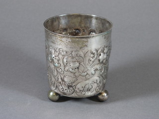 A Continental silver beaker raised on 3 bun feet, 4ozs