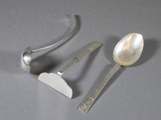 A childs Art Deco silver spoon and pusher, London 1946 and a  small Georgian sauce ladle, 2 ozs
