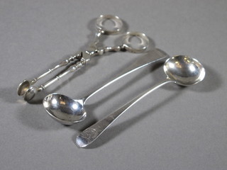 A pair of Georgian silver sugar nips together with a pair of Georgian silver old English pattern mustard spoons London 1817