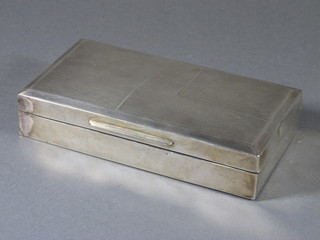 A rectangular Art Deco silver cigarette box with engine turned decoration, Birmingham 1932, 6.5"