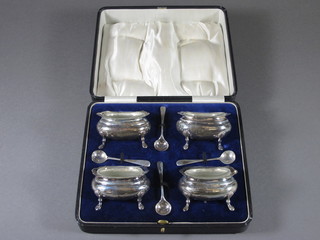 A set of 4 Edwardian oval silver salts, Sheffield 1900 together with matching condiment spoons, 7ozs, with clear glass liners,  cased