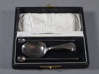 A childs silver spoon, Birmingham 1931 and 2 small condiment  spoons, cased