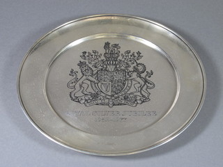 A circular silver platter to commemorate the Queens Silver Jubilee, Birmingham 1977 with Silver Jubilee hallmark, 10 ozs