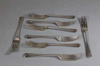 A harlequin set of 8 Victorian silver Old English pattern pudding forks - 3 x London 1898 and 5 x London 1910, 10 ozs