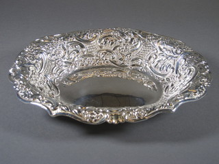 An Edwardian oval embossed silver dish, London 1905, 9 ozs