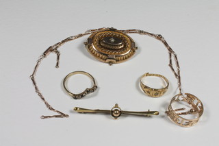 2 gold rings, cut, a gold dress ring, a bar brooch, a gold chain -f, and a gilt metal brooch