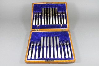 A set of 12 silver bladed fruit knives with mother of pearl handles, Sheffield 1912 contained in an oak canteen box