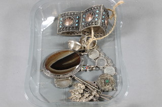 5 various dress rings, a hardstone brooch and various costume jewellery