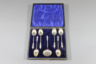 A set of 6 Victorian silver apostle spoons with sifter spoon, scallop bases, Birmingham 1886, case, 1 ozs