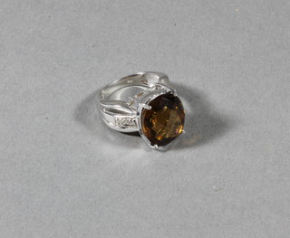 A lady's silver dress ring set an onyx quartz, approx 12ct