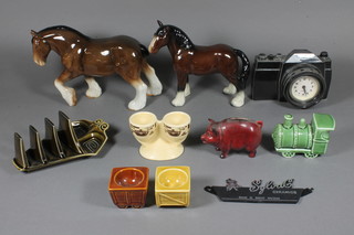 A Sylvac novelty clock in the form of a camera 6", a Sylvac 4  division toast rack, 3 egg cups, a salt in the form of a locomotive, 2 figures of horses etc