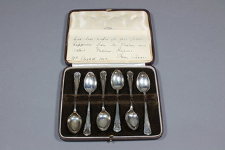 A set of 6 silver teaspoons, Sheffield 1940, 2 ozs, cased