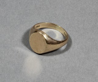 A gentleman's 9ct gold oval signet ring