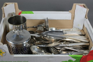 A silver plated 1 pint tankard and a collection of silver plated flatware