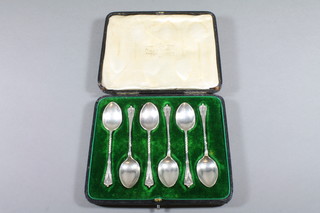 A set of 6 silver teaspoons, Sheffield 1928, by Mappin & Webb, cased, 1 ozs