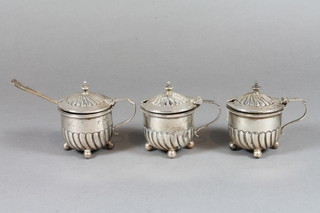 3 Edwardian cylindrical silver mustard pots raised on bun feet, 2 blue glass liners, Sheffield 1905 and Sheffield 1907, 4 ozs