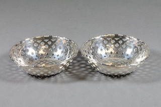 A pair of pierced circular silver dishes, London 1931, 1 ozs