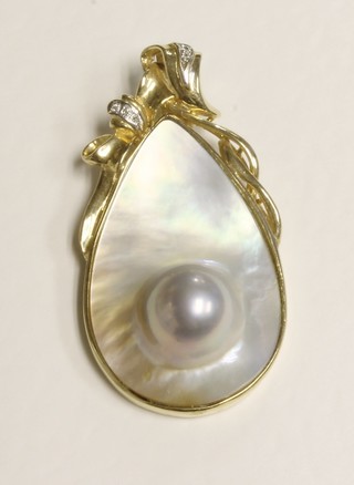 A 14ct gold pendant set diamond and pearl
