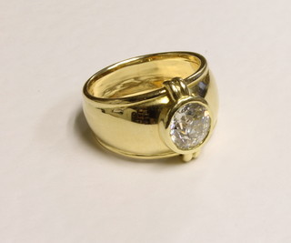 A gentleman's 18ct yellow gold gypsy ring set a diamond,  approx 1.25ct