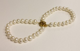 A natural pearl bracelet