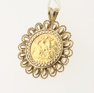 A 1982 half sovereign in gold pendant mount
