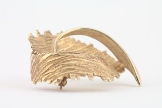 A 1960's 9ct gold ribbon shaped brooch 7.5grams