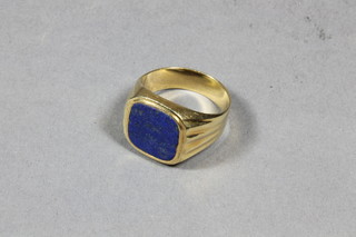 A gentleman's gold signet ring set a square polished hardstone