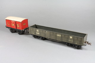 A Hornby "O" gauge 40 tons cargo truck, No.53962, in green  grey GW livery 13.5"l