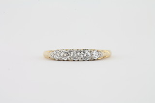 An 18ct yellow gold dress ring set 5 diamonds