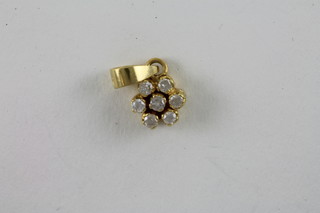 An 18ct yellow gold cluster pendant set diamonds