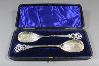 A pair of pierced silver berry spoons Birmingham 1909, 3 ozs,  cased
