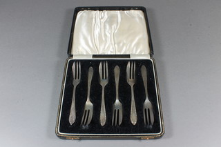 A set of 6 silver pastry forks Birmingham 1936 2 ozs, cased