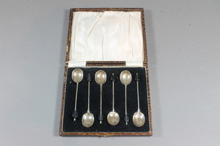 A set of 6 silver bean end coffee spoons, cased