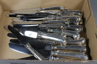 A set of 12 silver handled pistol grip table knives together with  12 tea knives, Sheffield 1983