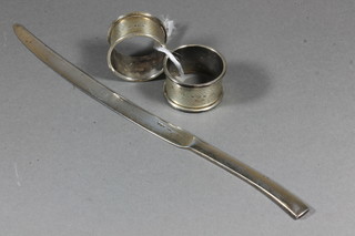 A pair of silver napkin rings and a silver paper knife with 10"  blade Sheffield 1904