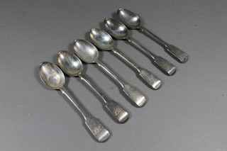 A set of 6 Victorian silver fiddle pattern teaspoons London 1895, maker Charles Boyton 5 ozs