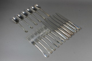 An 12 piece silver canteen of Old English rat tail pattern flatware  comprising 6 table forks, 6 table spoons Sheffield 1910 by  Mappin & Webb 17 ozs together with 6 table knives, London  1901
