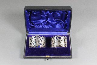 A pair of Edwardian pierced silver napkin rings, London 1907, 1 ozs, cased