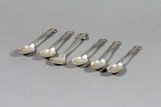 5 silver coffee spoons, Sheffield 1921, a silver spoon decorated a galleon and a Scotts silver plaid pin, 2 ozs