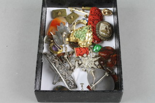 A quantity of various costume jewellery 