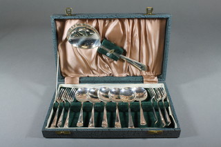 A 13 piece silver fruit service comprising serving spoon, 6 spoons and forks, Sheffield 1947, 11 ozs 