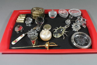 A quantity of Swarovski collectors items and decorative glassware