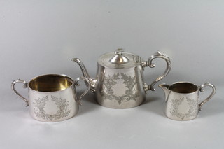 An Edwardian silver plated 3 piece tea set