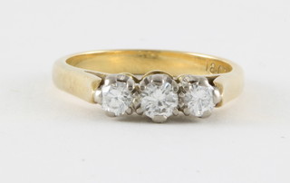 An 18ct gold dress ring set 3 diamonds, approx 0.45ct