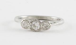 A platinum dress ring set 3 diamonds